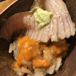 すが弥 - 中に潜むのはバフンウニと卵黄と煮切りを合わせたソース。丼で食べたい！
