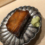 すが弥 - 余市の鮟肝。濃口とたまり醤油の旨味が染み込んでおります。ラッコの大好物。焼きプリンのような食感。チビチビと削りながら日本酒と一緒に口に含みます