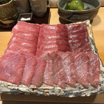 すが弥 - 今夜の四人の踊り子さん。大間と塩釜のご出身です。上段左から、大間の中トロ（背ナカ部位）、塩釜の中トロ、大間の赤身、下段は塩釜の大トロです