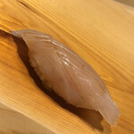 すが弥 - 鰆の昆布締め。熟成させてから真昆布で締めます。握りの口明けを飾る逸品