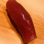 すが弥 - 大間の赤身。軽い漬けで。こちらはルビー色か。女子のアイススケーターのお尻のようにモッチリ、ムッチリ、グミュ～ッとした食感。鉄分の香りも嬉しい