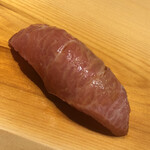 すが弥 - 塩釜の大トロ。延縄。やま幸さんからのピンピンの贈り物を一週間熟成させてさらなる高みにシフトアップ