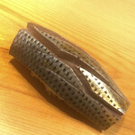 すが弥 - 小肌というよりナカズミサイズ。身も厚いので、塩と砂糖で脱水し、一週間の漬け込みで酢をなじませます