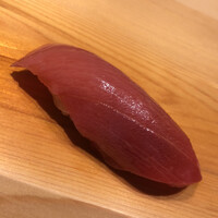 すが弥 - 大間の中トロ。背ナカ部位になります。茜色から紅色へのグラデーションがエロい