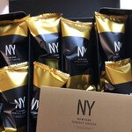 ニューヨーク パーフェクト チーズ - 10個入りで1080円、コスパも抜群です。東京駅にもあるそうなんで、是非一度お試し下さい。