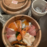 海鮮三昧 ゑびす亭 - 蓋は中身が見えないタイプ、カップは味噌汁と海鮮丼のタレが容器に入っています。
