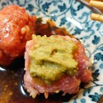 江戸政 - 生タタキにたっぷりワサビをつける