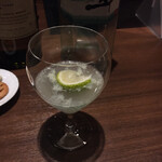 バー ゴヤ - 直七っていう柑橘のジンソーダ。香りがさわやかで、すだち寄りのみかんみたいな感じ。めっちゃおいしい。