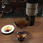 バー ゴヤ - ドライな茶色いシェリー酒。それだけでもおいしいけど生ハムとの前後がうまかったー