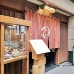 赤坂松葉屋 - 路地に突然料亭があらわれるところが
      いかにも赤坂らしい。
