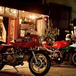 LUSSO CAFE HARAJUKU - 夜になるとカッコ良いバイクが訪れたり…