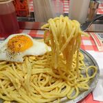 スパゲッティーのパンチョ - 白ナポリタン（メガ盛り600ｇ）＋目玉焼き900円