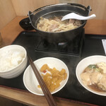 宮本むなし - お漬物が入ってるのがおうどんのお皿