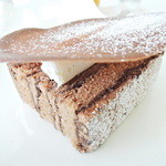 アルチザン・パティシエ・イタバシ - チョコレートケーキ（上にココアクレープがのっていました。）