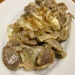 Abats - 砂肝のコンフィはエシャロットと一緒に焼いて軽く胡椒を振っていただきました