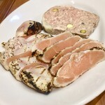 Abats - 薩摩地鶏むね肉のたたきハムにパテ・ド・カンパーニュ　どちらも熟成して素晴らしい色してます