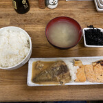 魚力 - さば味噌煮・鮭ハラス定食　¥1100