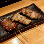 Izakaya Toriton - 左から：とり白レバー・豚串・鳥串