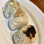 みやさんの玄米おにぎり - 上からたぬき 肉味噌 昆布です