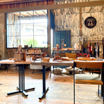 ラフ&タフ コーヒースタンド - 新型コロナ渦中央テーブルの様子