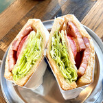 ラフ&タフ コーヒースタンド - BLTサンド 750円