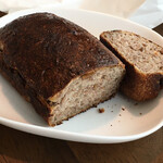 ライ麦ハウスベーカリー - サーリストライスレイパ。クルミ入り&ビールモルト入りで生地がすこしだけ甘め。