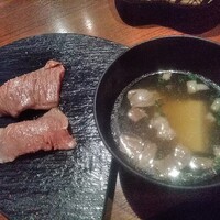 熟成ホルモン・山形牛 炭火焼肉 牛語 - 2020年9月撮影「満足コース」山形牛の炙り握りと肉吸い