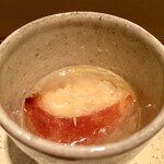 オオクサ - 蓋を開けるとオニオングラタンスープが入ってます　熊野地鶏の出汁で取った極上スープです