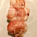 オオクサ - 熊野地鶏の雌のムネ肉です　パリッと焼き上がった皮とふっくらした肉のコントラストが絶妙