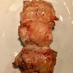 オオクサ - 熊野地鶏のももには上にソリが乗っていました　凄い大きさですけどこのスペシャルな焼鳥が食べられるだけでオオクサに来た甲斐があります