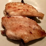 オオクサ - 伊達鶏の手羽です　袖から手羽元までまとめて切り出してあるので巨大です　これは焼鳥というより鶏ステーキかも