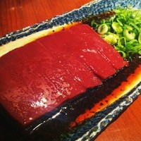 金舌 白金 - 規制のため食べおさめの日本一のレバ刺しの単品。コースにもついているものだけでは足りず、思わず単品でも注文。