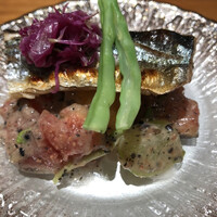 やすい - カリッと焼いたサンマの下には柿とシャインマスカット、イチジクの胡麻和え