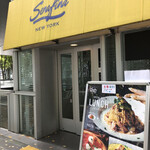 Serafina NEW YORK - 外観。けやき広場の2階デッキにエレベータがあります。