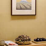 日本橋 蕎ノ字 - ☆今夜の食材の天然舞茸と江戸東京野菜の寺島なすと早稲田ミョウガが置かれている。