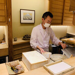 日本橋 蕎ノ字 - ☆天ぷらを揚げる準備をする鈴木大将。