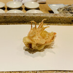 日本橋 蕎ノ字 - ■車海老の頭
      ☆一つ目は塩で頂く。
      足のカリカリさと、濃厚な海老みその味がまた堪らない。
      