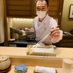 日本橋 蕎ノ字 - ■車海老の頭
      二つ目は大将が天つゆに入れてくれる。