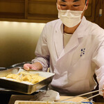 日本橋 蕎ノ字 - ☆揚げたてのキスの天ぷらを順番にお客の皿に置いていく。