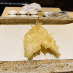 日本橋 蕎ノ字 - ■きす
      ☆ 千葉県富津市竹岡漁港のきす。
      竹岡産のきすは身がふっくらし美味い。塩でひと口、残りは天つゆで頂く。