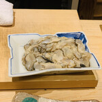 日本橋 蕎ノ字 - ☆広島県大黒神島産のカキ。瀬戸内海でも最もきれいな海域と云われる 大黒神島沖で育てたかき。大黒神島は無人島で生活廃水に汚染されていない安全な海域で牡蠣は育つ。甘みが強い。