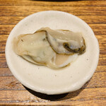 日本橋 蕎ノ字 - ☆広島県大黒神島産のカキ。
      一つ目はレモンをかけて生で頂く。