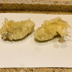 日本橋 蕎ノ字 - ■カキ
      ☆広島県大黒神島産のカキ。
      天ぷらのカキはレモンをかけて塩で頂く。カキは濃厚で深い味わい。