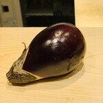 日本橋 蕎ノ字 - ■江戸東京野菜
      ☆寺島なす。
      江戸時代は寺島村（現在の墨田区）を中心に栽培されていた、
      普通のなすと比べて小ぶりで、皮が固く肉質がしっかりしている。