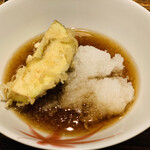 日本橋 蕎ノ字 - ■江戸東京野菜
      ☆寺島なす。
      硬さがあり甘みが強いなす。
      火を通すことでとろみが出て甘みが増し、油との相性が抜群で天ぷらにするとよりいっそう美味しく食べることが出来る。
      天つゆで頂く。
      