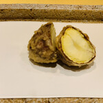 日本橋 蕎ノ字 - ■旬野菜
      ☆静岡産の栗。
      天ぷらにすると栗の甘みが増しお菓子のよう。
      