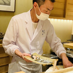 日本橋 蕎ノ字 - ☆サザエを揚げる大将。