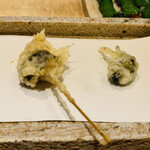 日本橋 蕎ノ字 - ■本日の貝
      ☆南伊豆産のさざえ。
      身と肝の天ぷら。塩で頂く。火入れ加減はさすが。