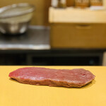 日本橋 蕎ノ字 - ■☆富士山麓の天然鹿肉。
      藁で薫製してから天ぷらにする。鹿肉は低脂肪で高たんぱく、鉄分も豊富でヘルシー。