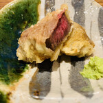 日本橋 蕎ノ字 - ■獣肉
      ☆富士山麓の天然鹿肉。藁で薫製してから天ぷらにしている。
      スモークされた鹿肉の旨味と香りが口の中に広がる。美味。